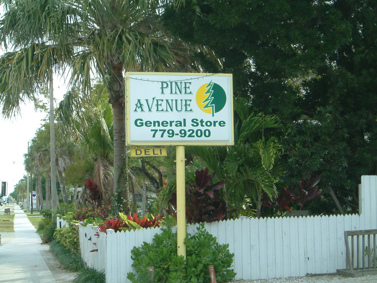 Anna Maria City | Take out Lunch at Pine Avenue Store in Anna Maria